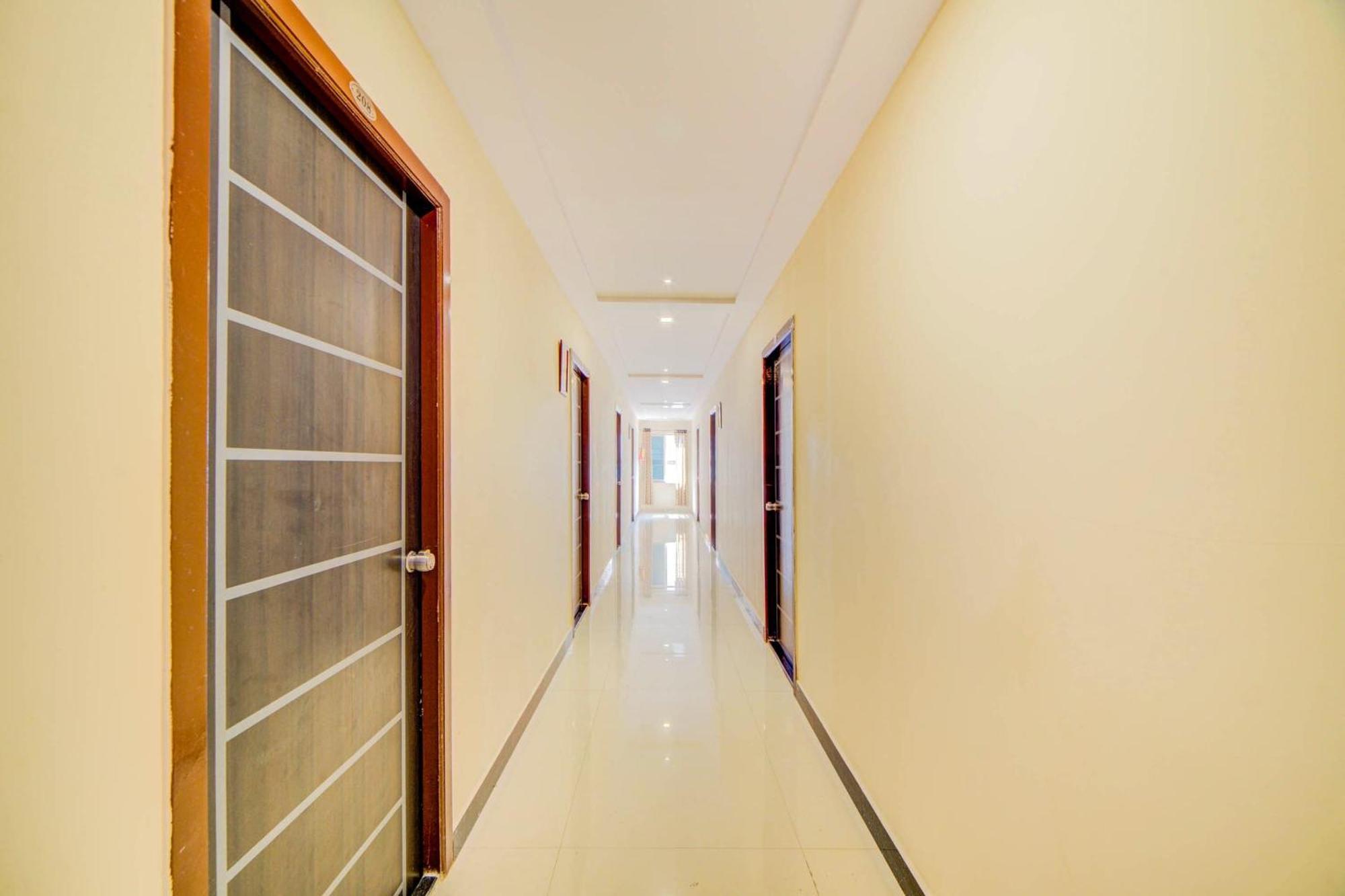 Super Hotel O White Ridge Sururnagar Esterno foto