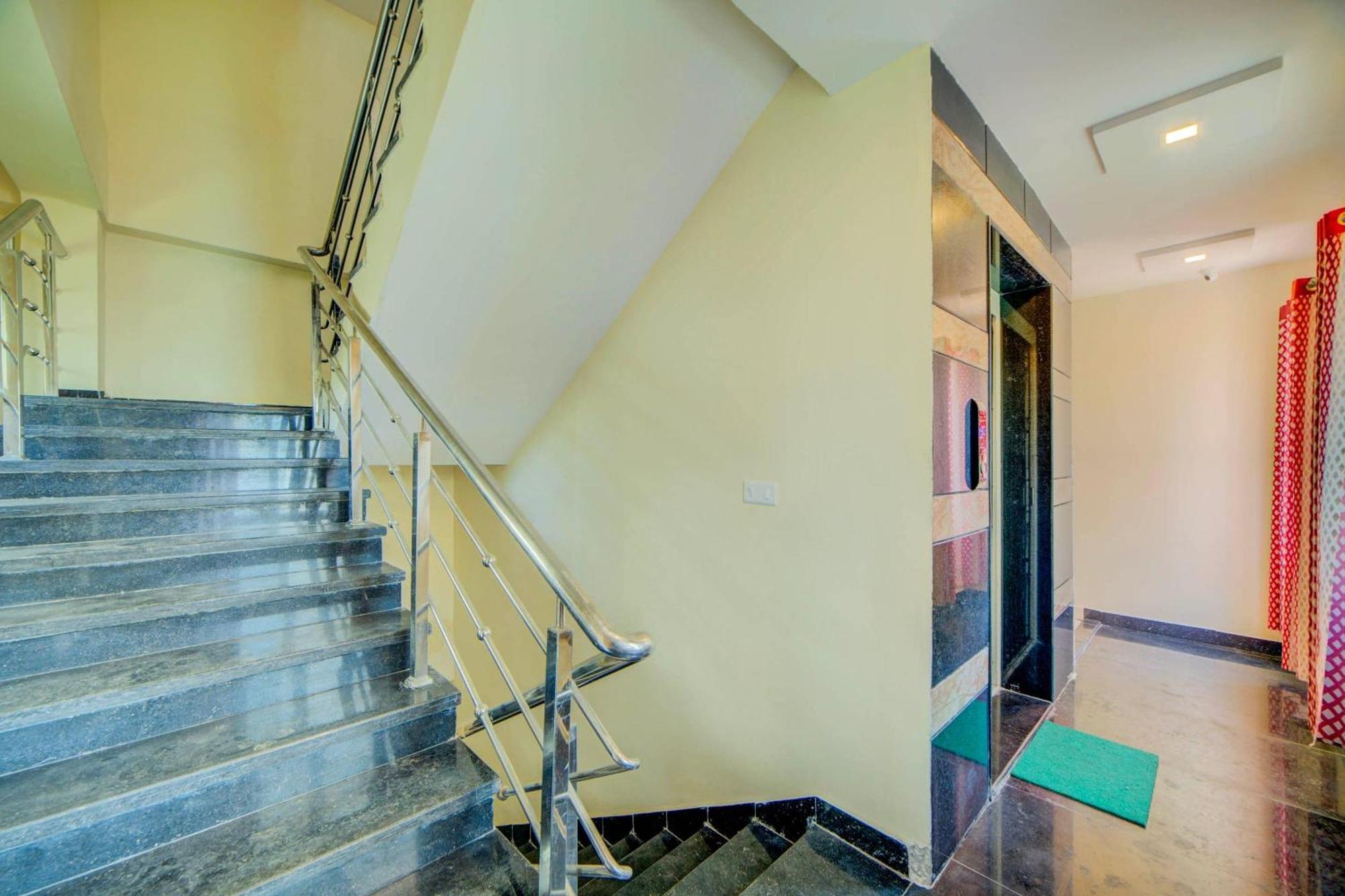 Super Hotel O White Ridge Sururnagar Esterno foto