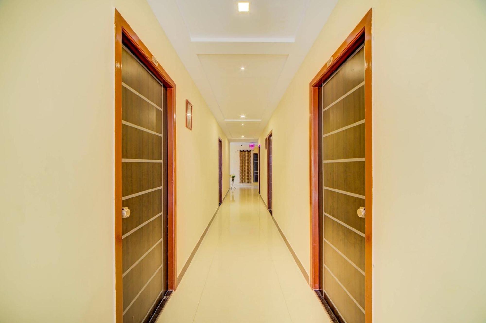 Super Hotel O White Ridge Sururnagar Esterno foto